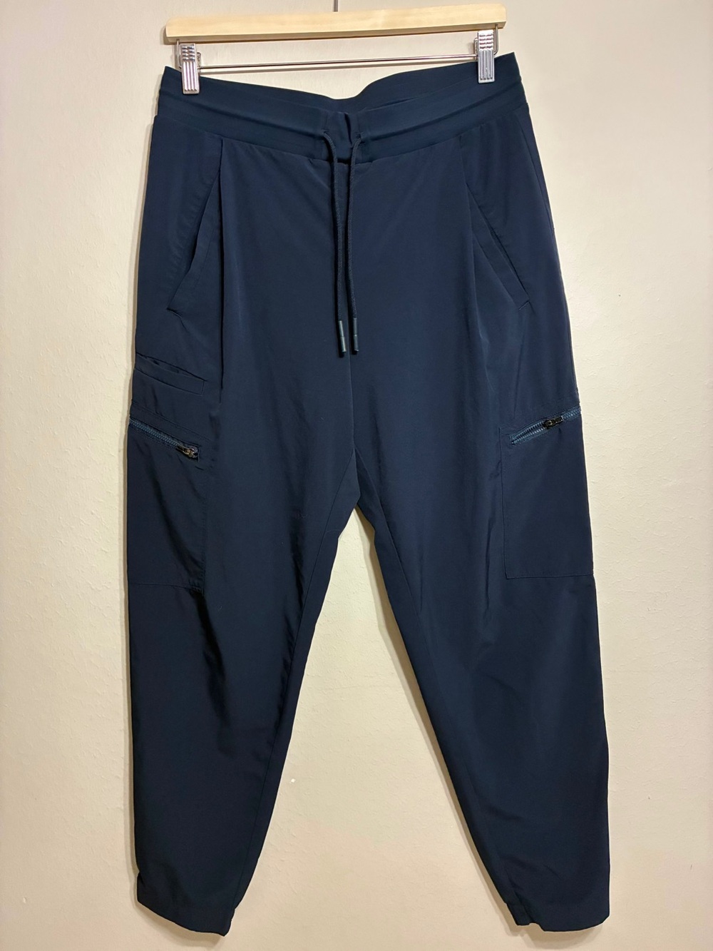 Athleta Venture Navy light weight mid rise jogger Pants Size 8